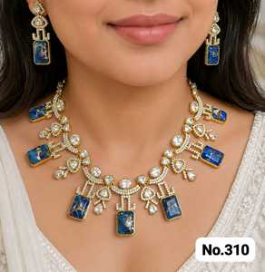 Collier et boucles d'oreilles contemporains en zircon et pierres, ensemble de bijoux de créateur doré pour femme, idéal pour les mariages et les soirées - Product Image 3