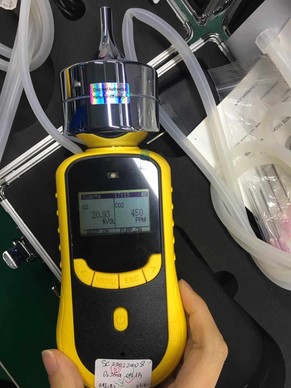 空気測定器、 ガス漏れ検出器ポータブルメタノールエタノールガス検出器付きアラーム付き、LCDディスプレイ、シルバー 、高精度(Eth ガス検知器 ガスモニター  ガス漏れ検知器 一酸化炭素チェッカー オンライン単一ガス検知アラーム機器コンテンツ監視と早期警告機器高精度 ...