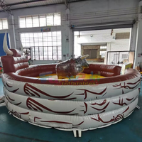 Attractions de fête de luxe extrêmes Toro mécanique gonflable avec barre de saut rotative pour enfants, capacité 500 kg, portable