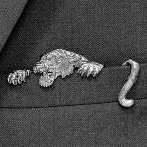 Insignia de broche de animal de latón en el escote de un traje de caballero - Product Image 5