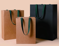Sac cadeau en papier kraft épaissi écologique en gros avec poignées renforcées en sangle de coton, sac de shopping personnalisable pour marque, en vrac