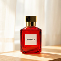 Flacon de parfum carré en verre rouge de luxe 70 ml avec bouchon en métal doré, autocollants personnalisés, marquage à chaud doré et emballage