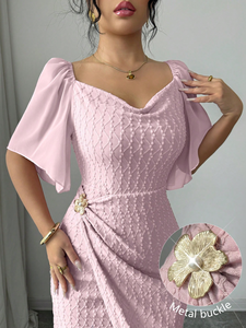 Vestido maxi ajustado de gasa texturizada rosa rubor para mujer con manga con volantes, cuello drapeado, cintura fruncida, decoración de hebilla floral y abertura alta - Product Image 4