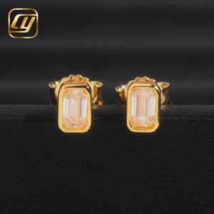 Boucles d'oreilles clous en moissanite taille émeraude, en argent sterling S925, sertissage clos, plaqué or 18 carats, avec certificat GRA - Product Image 1