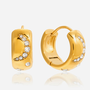 Boucles d'oreilles Huggie en forme de lune en acier inoxydable avec strass sertis clos, bijoux de fête pour femmes - Product Image 1