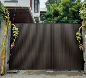 Porte pliante en aluminium de conception moderne Portes coulissantes automatiques à lamelles extérieures Porte à panneau de clôture en aluminium - Product Image 1