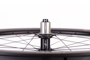 Juego de Ruedas de Carbono con Freno de Disco y Neumáticos Tubeless, Serie U - Aerodinámico, 700c, Altura de Cuadro de 60mm, Pilar de Acero, Llanta de Carbono, Ligero - Product Image 5