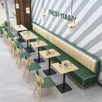 Ensemble de tables et chaises de restaurant commercial, banquettes rembourrées avec table à manger en bois et chaises pour la restauration
