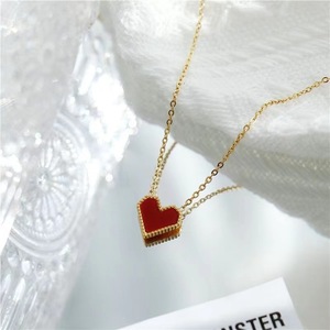 Conjunto de Joyería con Incrustaciones de Concha en Forma de Corazón |   Cadena y Pulsera Minimalistas de Acero Inoxidable con Baño de Oro PVD de 18K y Colores Vibrantes - Product Image 3