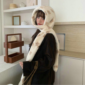 Conjunto de gorro y bufanda de felpa floral verde, cálido para invierno, con orejeras para mujer, estilo fresco y dulce - Product Image 4