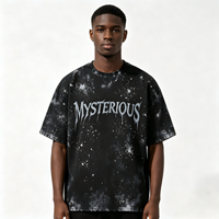 T-shirt Homme Vintage Effet Délavé à l'Acide avec Impression de Police Gothique Mystérieuse et Motif Galaxie Éclaboussée, Style Streetwear, Service de Personnalisation de Logo