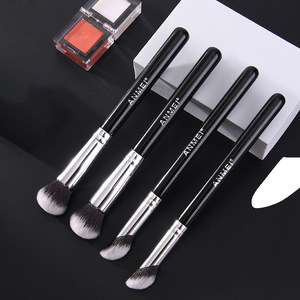 <span class=keywords><strong>Pinceau</strong></span> applicateur de correcteur sans traces avec manche métallique et fibres synthétiques pour les zones des yeux, des fosses lacrymales, de <span class=keywords><strong>l</strong></span>'abdomen et du nez - Product Image 1