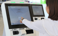 Kiosque d'enregistrement automatique à l'aéroport, impression de carte d'embarquement et d'étiquette de bagage, enregistrement automatique des passagers, lecteur de passeport électronique