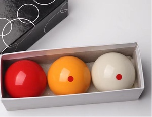 Balle de billard Kalenball 61 mm en résine personnalisable avec point rouge pour tables de billard - Utilisation pour l'entraînement sportif, emballée - Product Image 3