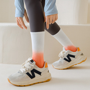Nouveau design personnalisé Tie-Dye Yoga chaussettes femmes Design broderie Logo Pilates chaussette Fitness <span class=keywords><strong>dégradé</strong></span> Pilates Grip chaussettes - Product Image 6