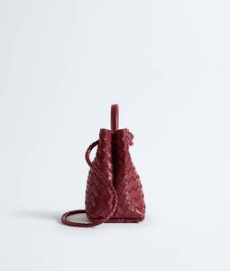 Bolso de mano Bottega BV en piel Intrecciato flexible con detalle de nudo distintivo y correa cruzada deslizante Veneta - Product Image 3