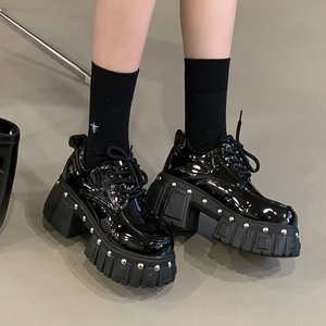 Chaussures pour femmes en cuir verni brillant à bout rond, talon compensé de 8 cm, semelle épaisse, style punk avec rivets, pointures 5-43 - Product Image 3