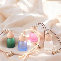 Vente chaude en gros givré coloré Mini 10ml Portable voiture aromathérapie diffuseur bouteille en verre avec corde suspendue