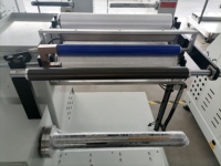 Machine de laminage industrielle à correction automatique des déviations, avec guidage de film anti-poussière et anti-statique pour adhésif de film haute efficacité
