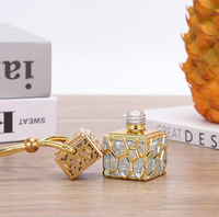 Diffuseur de parfum de voiture luxueux et exquis, flacon de parfum de voiture avec couvercle en bois, flacons de parfum de voiture carrés suspendus