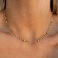Collier élégant en perles baroques d'eau douce pour femmes avec chaîne superposée en acier inoxydable plaqué or 18 carats