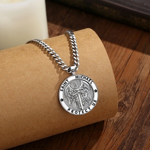 Ciondoli all'ingrosso di San Michele con la scritta 'Proteggici', in rame placcato rodio, amuleto, gioielli religiosi e spirituali, collana da uomo - Product Image 3