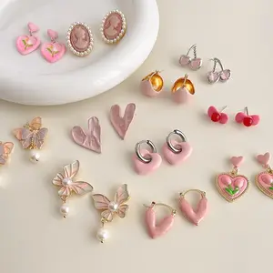Pendientes de flores de corazón de chica de estilo de Color rosa, pendientes de tuerca bonitos y suaves, pendientes de perlas naturales con forma de mariposa para mujer