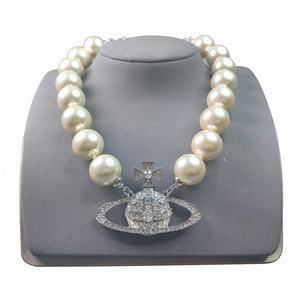 Collier chaîne de pull Saturne style punk en perles de cuivre plaqué or avec grandes perles de la Reine Mère - Product Image 1