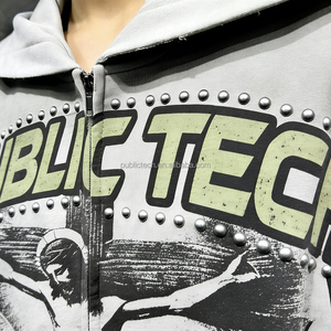 Sudadera con capucha personalizada para hombre, estilo vintage, con estampado DTG, lavado enzimático, cremallera completa, aplicación de remaches metálicos y efecto salpicado de pintura. - Product Image 2