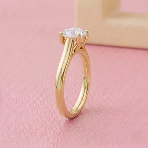 Bague de fiançailles solitaire en diamant taille ovale avec alliance en or massif style cathédrale pour bijoux de mariée modernes - Product Image 3