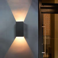 Lámpara de Pared Solar LED Moderna de Doble Cabezal con Haz de Luz Arriba y Abajo, Impermeable IP65 para Uso en Jardín/Patio Exterior