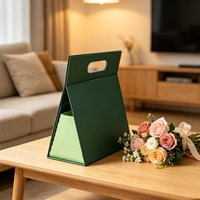 Boîtes cadeaux rigides monobloc en matériaux recyclés, personnalisables avec logo, vernis UV sélectif, finition mate, portables, avec éponge et gaufrage triangulaire en papier