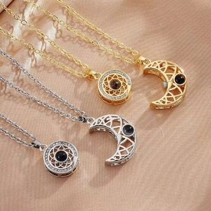 Collana con ciondolo <span class=keywords><strong>luna</strong></span> sole in acciaio inossidabile con finitura oro regalo di San Valentino 100 lingue ti amo accessori per coppie alla moda - Product Image 2