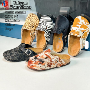 Mules d'extérieur personnalisées unisexe, confortables, avec empeignes en cuir épais et rembourrées, logo squelette, pour hommes - Product Image 1