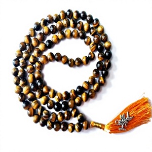 Chapelet de prière religieux artisanal en perles de pierre œil de tigre de 8 mm, sculptées, avec breloque en argent et pompon en coton, en pierres précieuses du Gujarat - Product Image 1