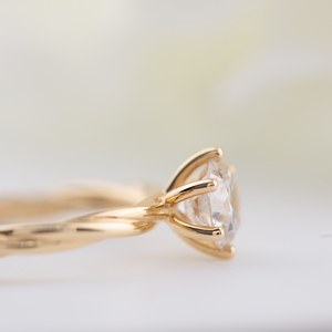 Bague <span class=keywords><strong>Solitaire</strong></span> Twist Premium Or 14K/18K <span class=keywords><strong>1</strong></span> <span class=keywords><strong>Carat</strong></span> D VS1 Bague en diamant artificiel pour mariage de fiançailles - Product Image 4