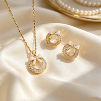 Ensemble collier et boucles d'oreilles plaqué or 18 carats avec pendentif nœud couronne et zircone cubique taille baguette, anti-ternissement, hypoallergénique, cadeau de Noël ou de mariage pour femme