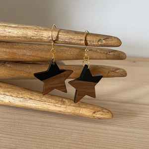 Boucles d'oreilles élégantes en résine et en bois, faites à la main, légères, inspirées de la nature, bijoux parfaits pour les femmes qui aiment les accessoires - Product Image 1