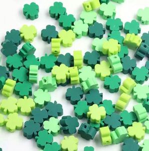 100 Piezas de Cuentas Redondas de Arcilla Polimérica de 10mm con Diseño de Trébol para el Día de San Patricio, Abalorios Espaciadores Heishi Mixtos, Suministros para Decoración de Relojes - Product Image 1