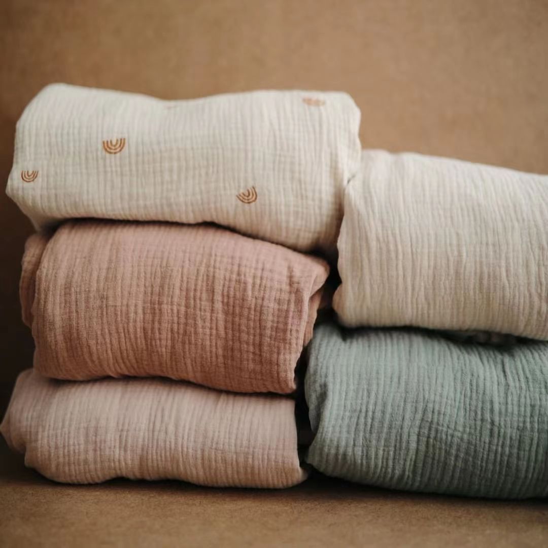 Лидер продаж, сверхмягкое органическое хлопковое однотонное 100% муслиновое детское постельное белье для кроватки, наборы натяжных простыней