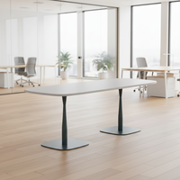 Table de conférence pliable fonctionnelle avec base en bois, bureau de réunion pour salle de conférence, mobilier de bureau moderne pour professionnels, configuration de bureau professionnelle