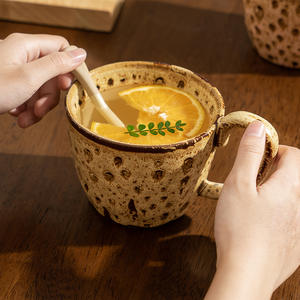 Taza de cerámica mate con asa, efecto nubes fluidas, estilo vintage, color macaron, para café, té o té de la tarde. - Product Image 4