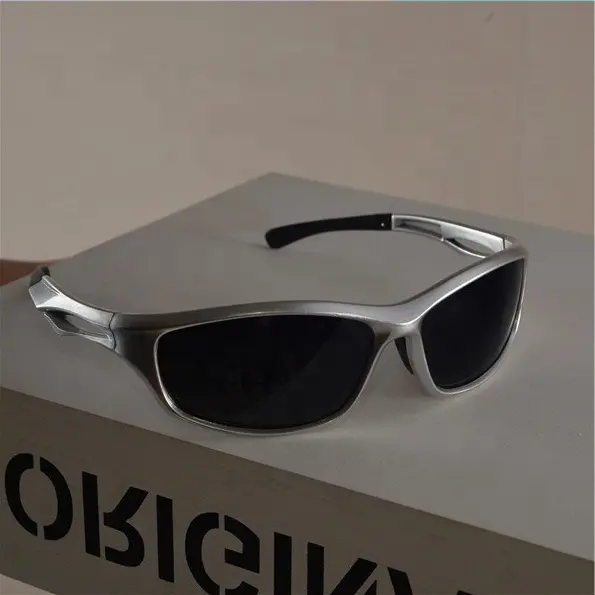 Occhiali da sole sportivi a specchio da donna alla moda uomo UV400 occhiali da sole con montatura in argento Punk occhiali colorati di moda Gafas De Sol