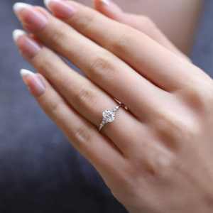 Anillo de Diamante Cultivado en Laboratorio con Corte Oval Brillante Único, Certificado por IGI, Joyería Elegante y Brillante, Ideal para Compromiso y Boda - Product Image 3