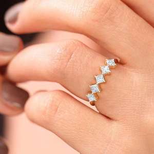 Anello a Forma di Cuore con Diamanti Incastonati per Donne, Elegante Gioiello da Dito in Tono Oro alla Moda - Product Image 2