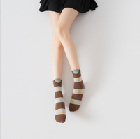 Chaussettes de Pilates rayées vintage en gros pour femmes, chaussettes mi-mollet antidérapantes brodées style rétro, chaussettes antidérapantes à picots pour le yoga