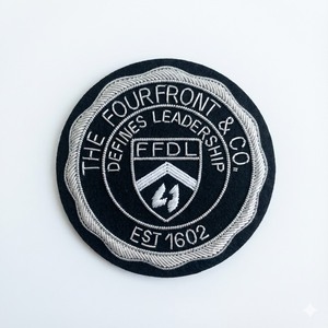 Badge de blazer brodé à la main avec des patchs en fil d'or - Product Image 1