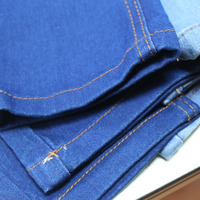 Jeans en denim prêts à être expédiés pour hommes
