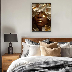 Impression sur toile Femme noire avec couronne de fleurs blanches, Œuvre d'art dorée, Affiche murale Glamour Femme Afro-américaine pour Décoration de Maison de Luxe - Product Image 1
