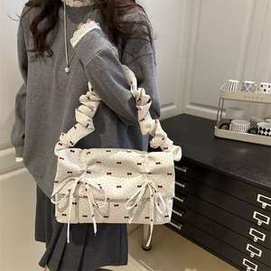 Un dulce bolso de mujer con lunares y lazos, diseño plisado y tonos suaves - Product Image 6